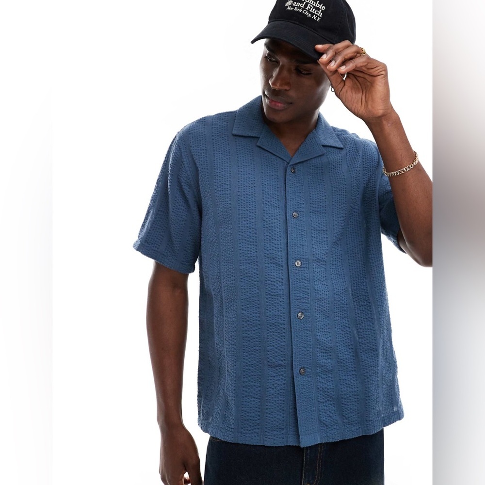 Abercrombie & Fitch Men’s Mid Blue Short Sleeve Seersucker Stripe Shirt, Large